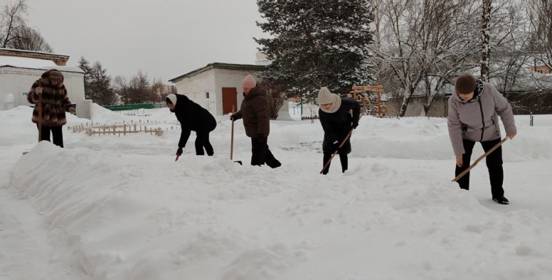 Коллектив средней школы №1 объединился в борьбе с последствиями снегопадов