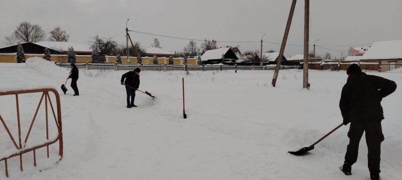 Коллектив средней школы №1 объединился в борьбе с последствиями снегопадов