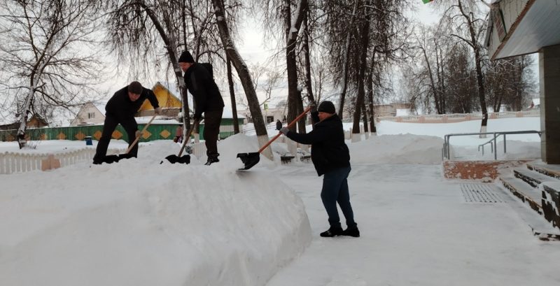Коллектив средней школы №1 объединился в борьбе с последствиями снегопадов