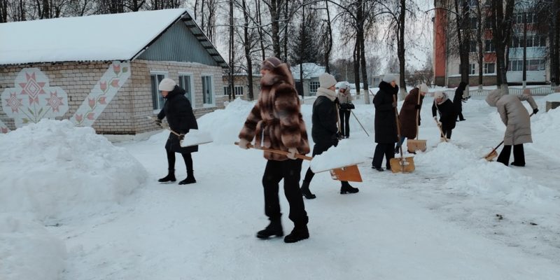 Коллектив средней школы №1 объединился в борьбе с последствиями снегопадов