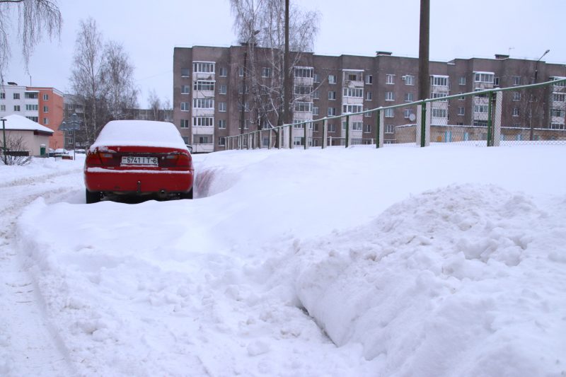ФОТОФАКТ: Костюковичи не сдаются снежной стихии
