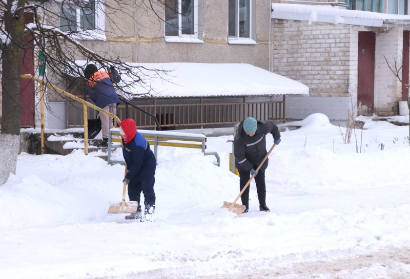 ФОТОФАКТ: Костюковичи не сдаются снежной стихии