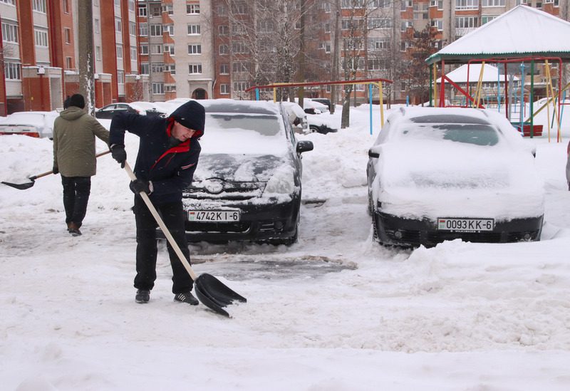 Коллективами, дворами, семьями: как костюковчане боролись с циклоном "Улли"
