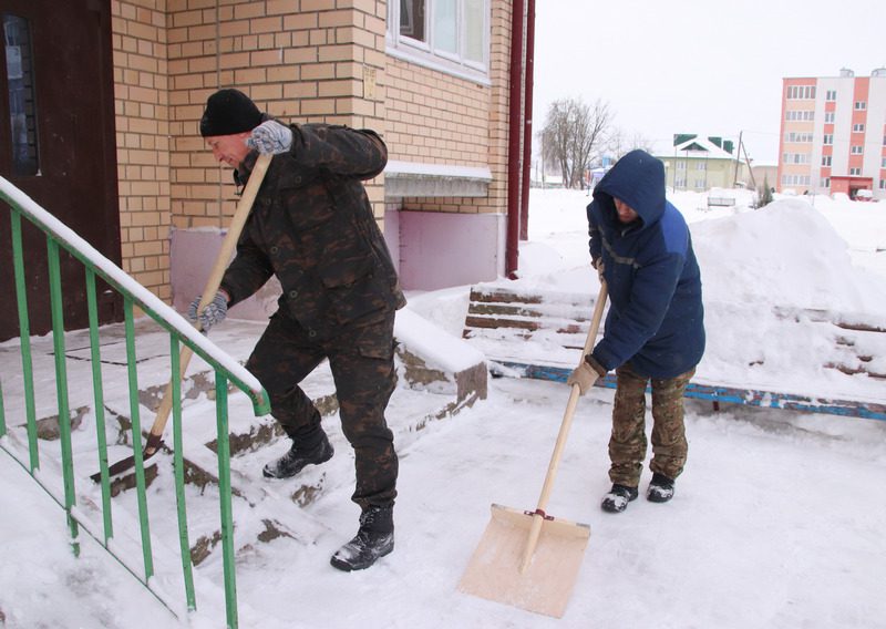 Коллективами, дворами, семьями: как костюковчане боролись с циклоном "Улли"