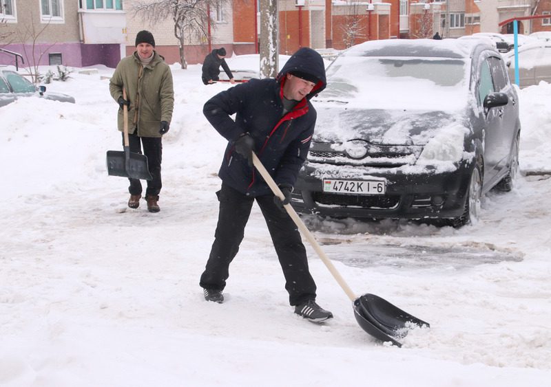 Коллективами, дворами, семьями: как костюковчане боролись с циклоном "Улли"