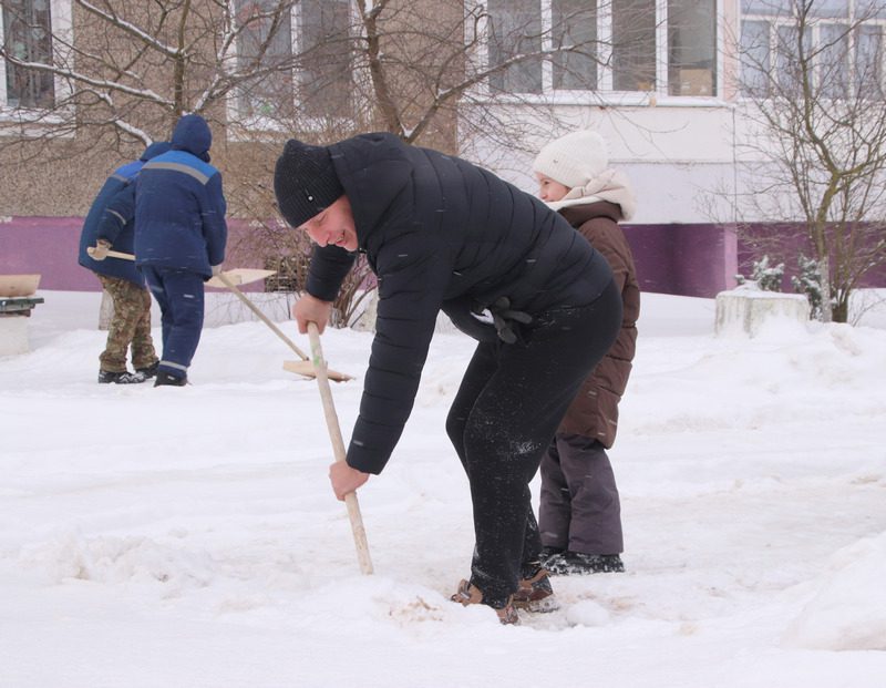 Коллективами, дворами, семьями: как костюковчане боролись с циклоном "Улли"
