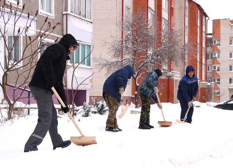 Коллективами, дворами, семьями: как костюковчане боролись с циклоном "Улли"