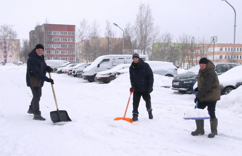Коллективами, дворами, семьями: как костюковчане боролись с циклоном "Улли"