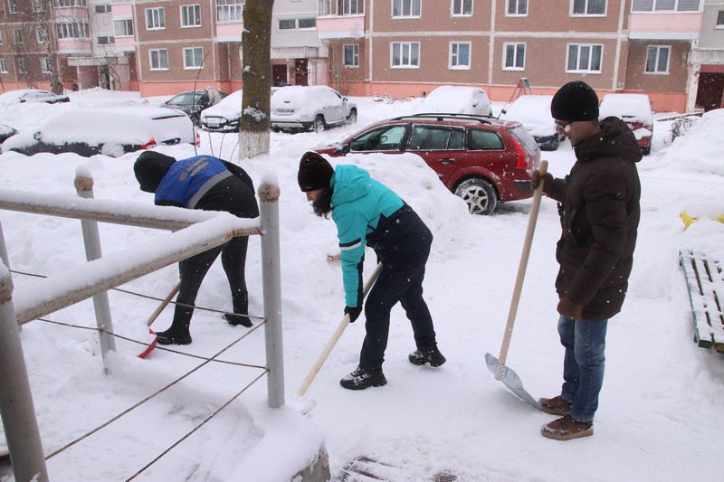 Коллективами, дворами, семьями: как костюковчане боролись с циклоном "Улли"