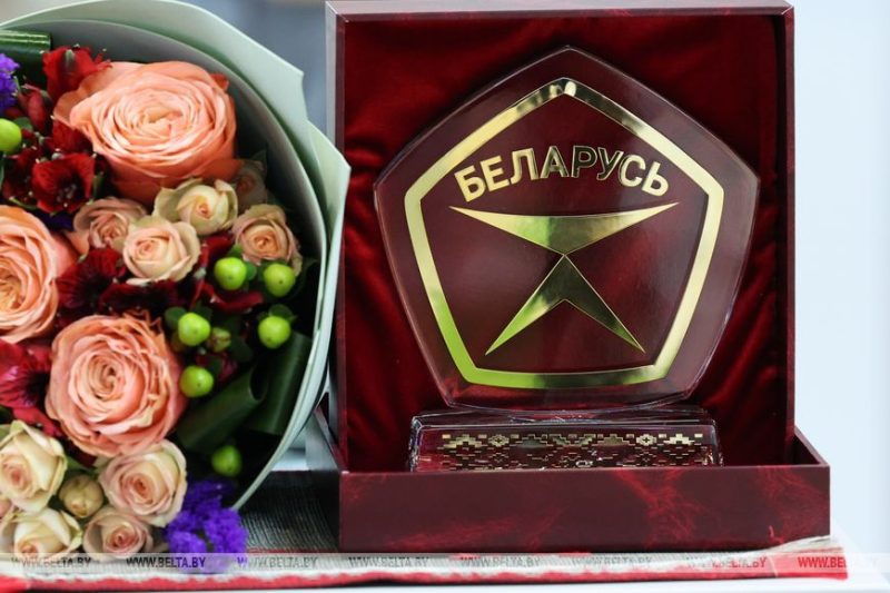 Автомобиль, мороженое и "Любимая Аленка". Лукашенко вручил символы Государственного знака качества