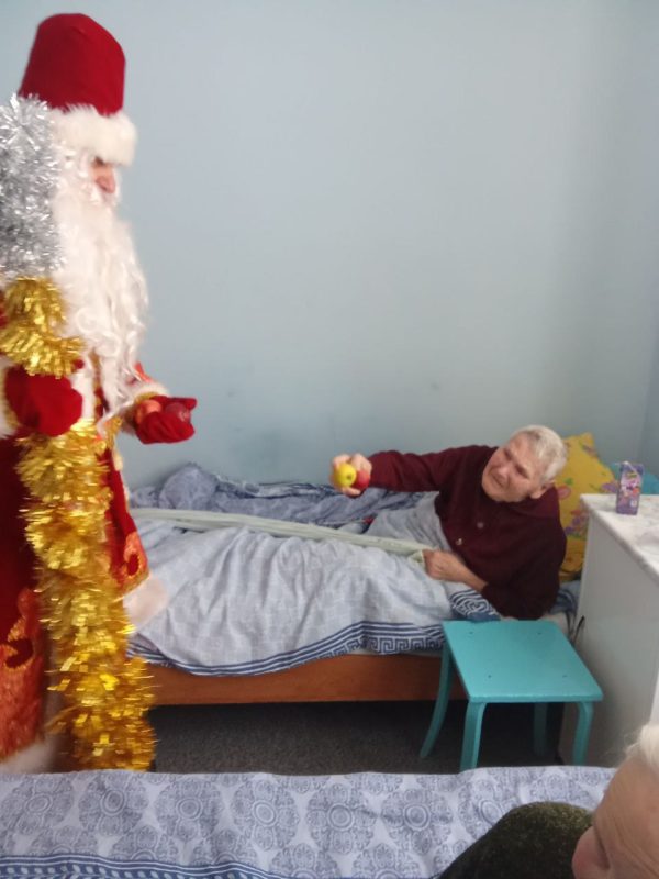 Фотофакт: Костюковичские работники культуры поздравили с Новым годом пожилых граждан