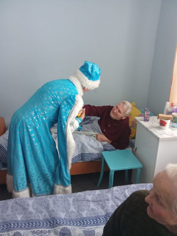 Фотофакт: Костюковичские работники культуры поздравили с Новым годом пожилых граждан