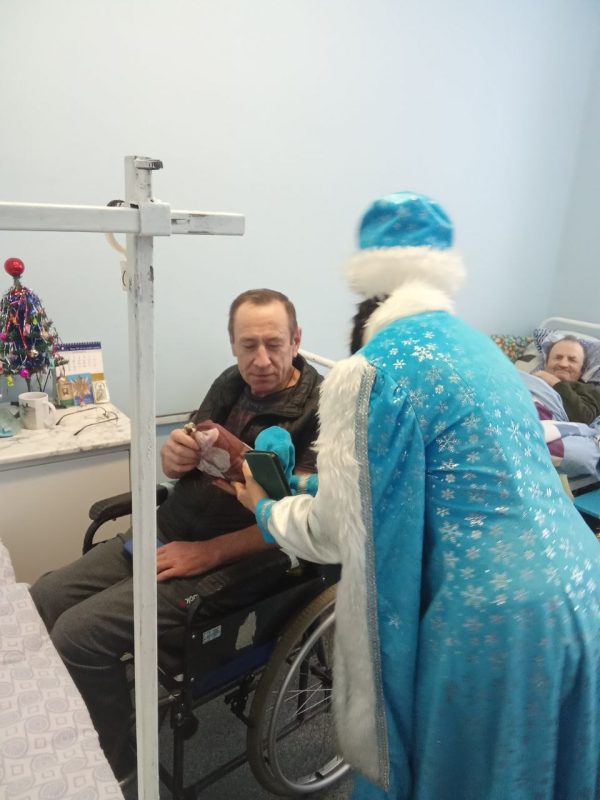 Фотофакт: Костюковичские работники культуры поздравили с Новым годом пожилых граждан