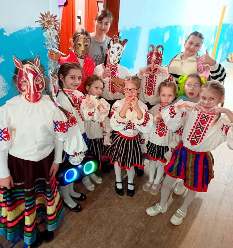 Веселые колядки прошли в студии "ШАР"