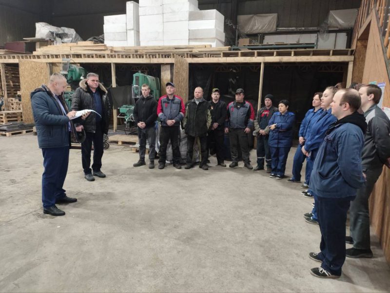 Фотофакт: В трудовых коллективах Костюковичского района выступил делегат ВНС