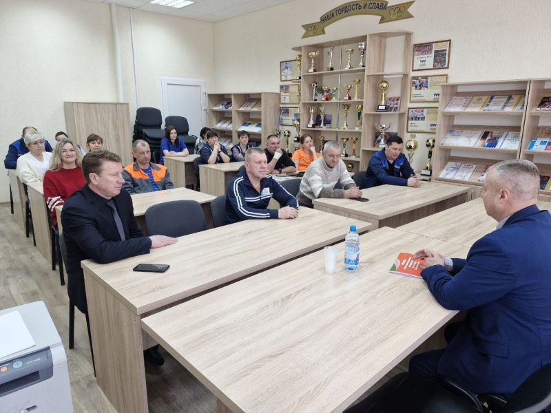 Фотофакт: В трудовых коллективах Костюковичского района выступил делегат ВНС