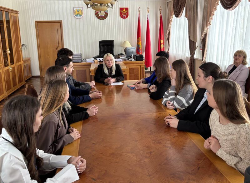 Глава Костюковичского района Наталья Осмоловская встретилась с молодыми педагогами