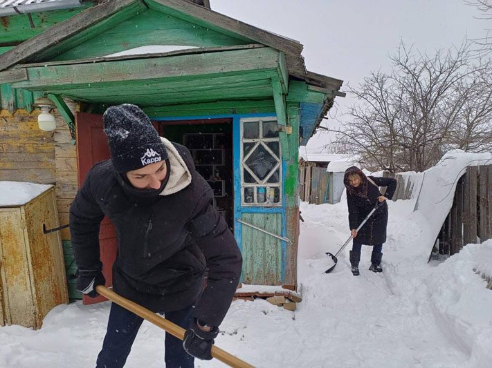 Волонтеры БРСМ приходят на помощь пожилым людям
