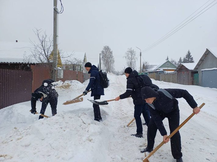Волонтеры БРСМ приходят на помощь пожилым людям