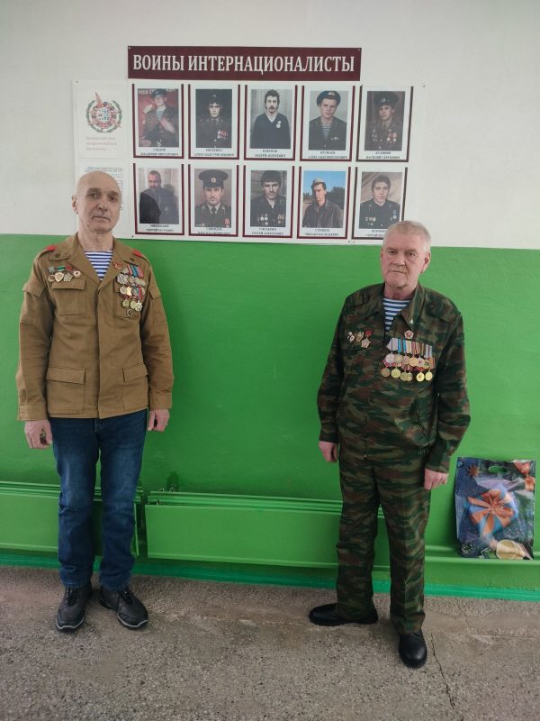 Воины-интернационалисты Сергей Парфенов и Сергей Ильенков встретились со школьниками