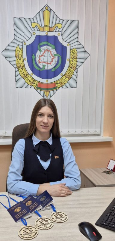 Сотрудники отделения по гражданству и миграции поздравили защитников Отечества при вручении паспортов