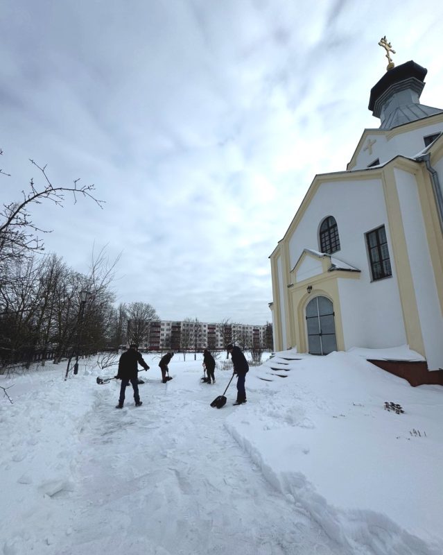 С пользой для себя и для города: безработные костюковчане помогают в расчистке снега