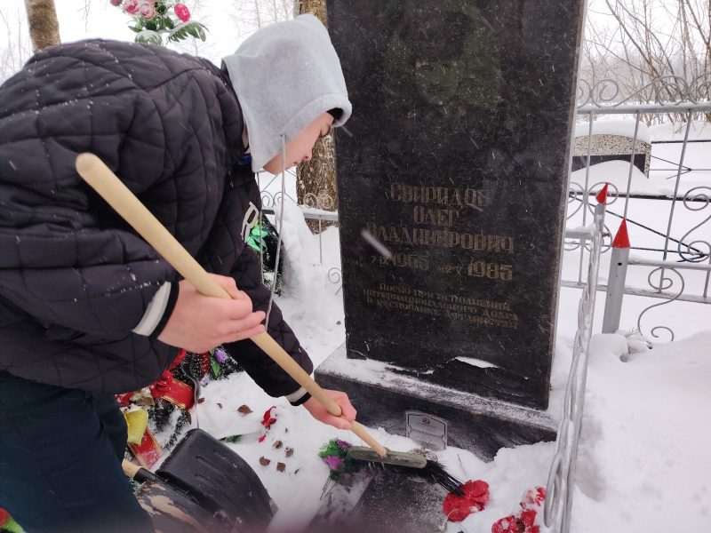 Почтили память Олега Свиридова - человека, чье имя с гордостью носит пионерская дружина Белодубровской средней школы