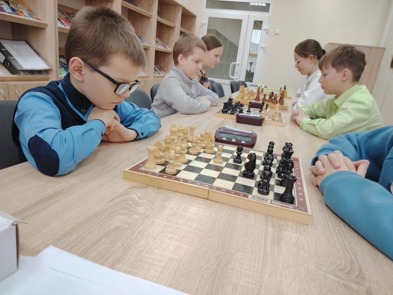 Мы узнали, кто стал победителем в районных соревнованиях по быстрым шахматам среди детей и подростков