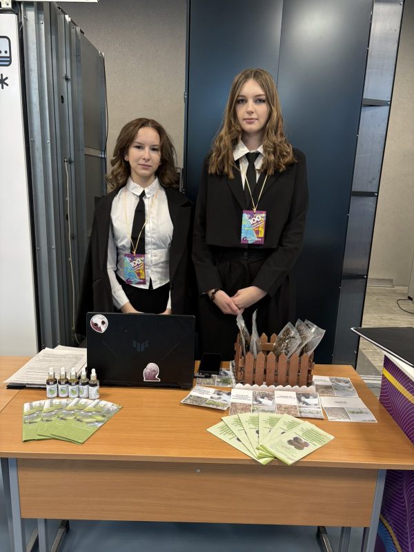 «100 идей для Беларуси»: Ангелина Свистунова и Мария Романенко достойно представили свою школу в области