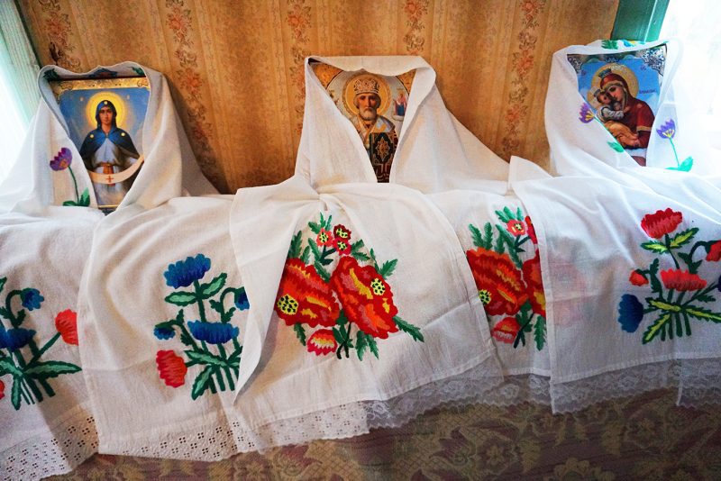 Рукодельница-мастерица Нина Мамуто с вышивкой не расстается