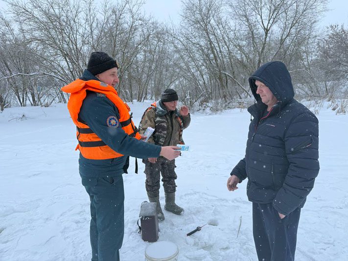 Рейды РОЧС на водоемах: как не попасть рыбакам в ледяную ловушку