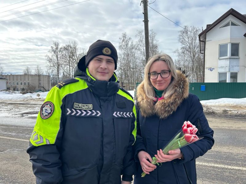 Весеннее настроение на дорогах: инспекторы ДПС поздравили автоледи с 8 марта