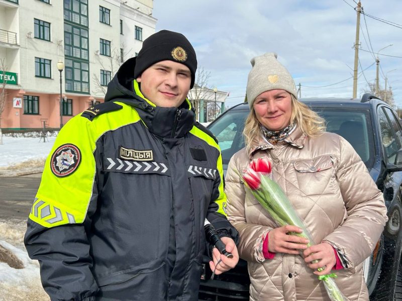Весеннее настроение на дорогах: инспекторы ДПС поздравили автоледи с 8 марта