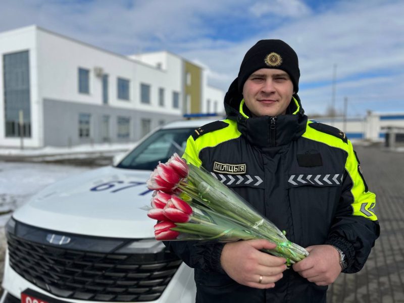 Весеннее настроение на дорогах: инспекторы ДПС поздравили автоледи с 8 марта