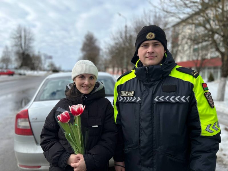 Весеннее настроение на дорогах: инспекторы ДПС поздравили автоледи с 8 марта