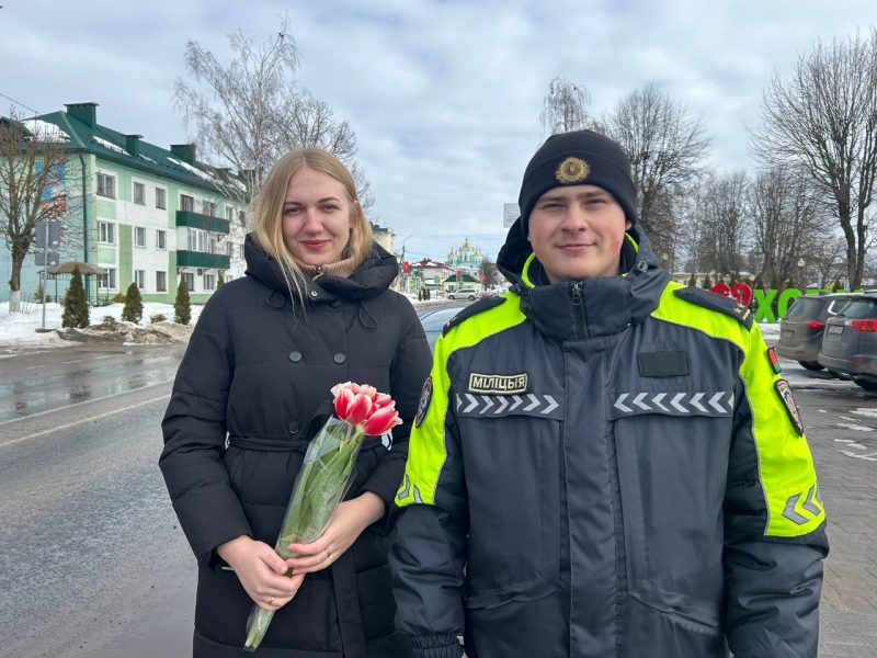 Весеннее настроение на дорогах: инспекторы ДПС поздравили автоледи с 8 марта