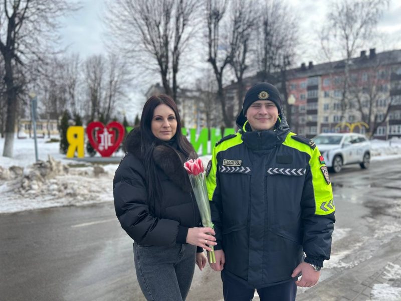 Весеннее настроение на дорогах: инспекторы ДПС поздравили автоледи с 8 марта