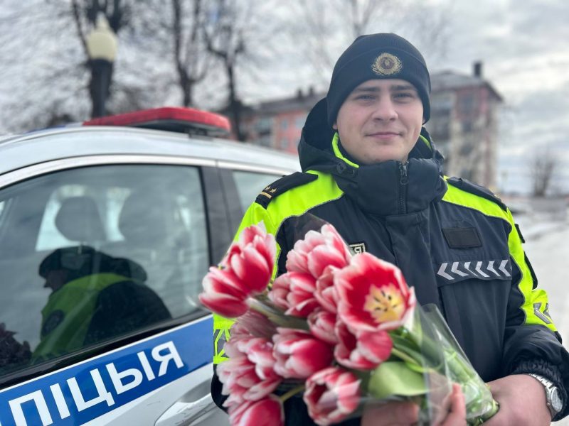 Весеннее настроение на дорогах: инспекторы ДПС поздравили автоледи с 8 марта