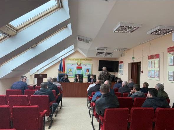 Безработные костюковчане приняли участие в уборке городской территории