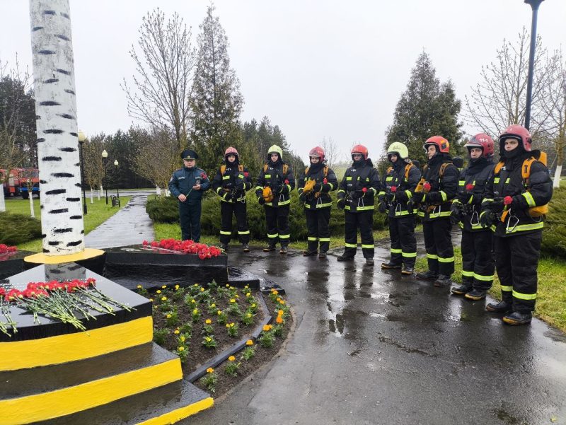 Эстафета памяти: спасатели Костюковичей почтили героев Чернобыля