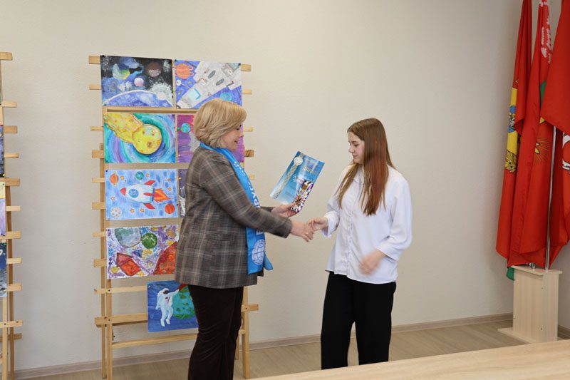Юные костюковчане приняли участие в районном этапе Международного конкурса рисунков «Космос объединяет»