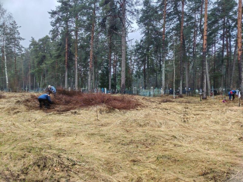 Безработные костюковчане приняли участие в благоустройстве воинского захоронения