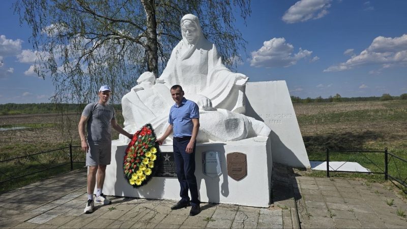 Дорогами памяти: работники Белорусского цементного завода отдали дань уважения героям-победителям