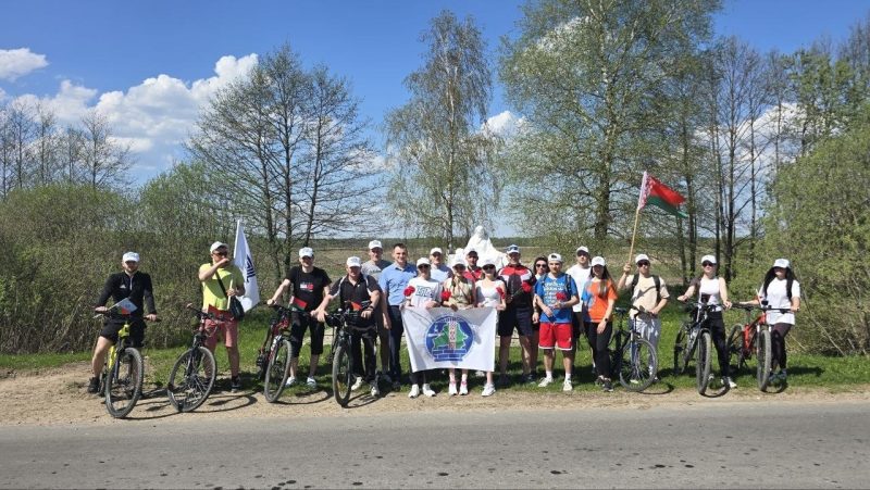 Дорогами памяти: работники Белорусского цементного завода отдали дань уважения героям-победителям
