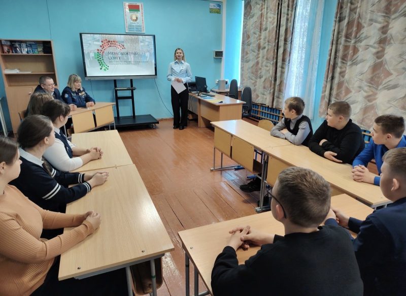 Екатерина Бычкова продолжает знакомить молодежь с деятельностью Молодежного совета при Совете Республики Национального собрания Республики Беларусь