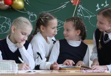Школы и гимназии Беларуси начинают прием детей в первые классы