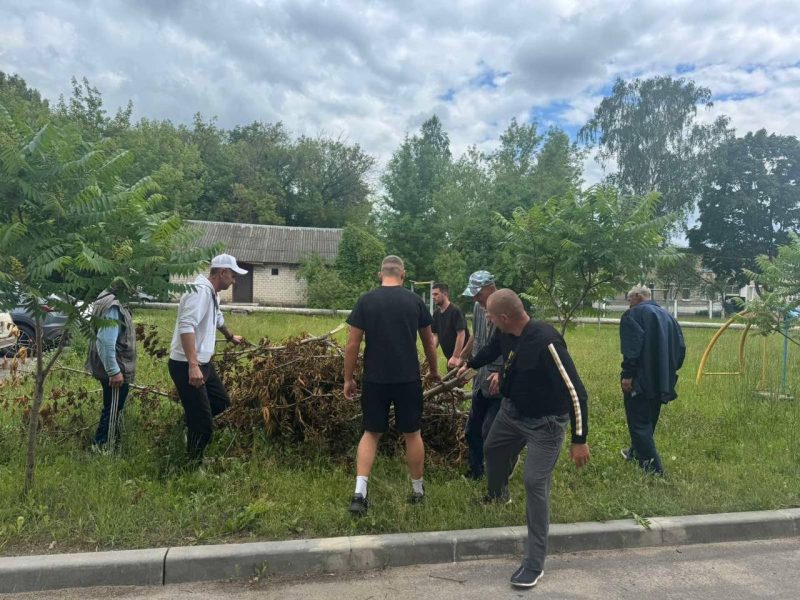 Подучетные лица приняли участие в наведении порядка