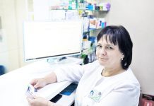 Тридцать лет верна профессии фармацевт-рецептар Татьяна Ковалева