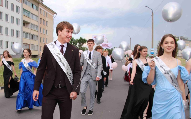 ФОТОФАКТ: Выпускной вечер прошел в Костюковичах