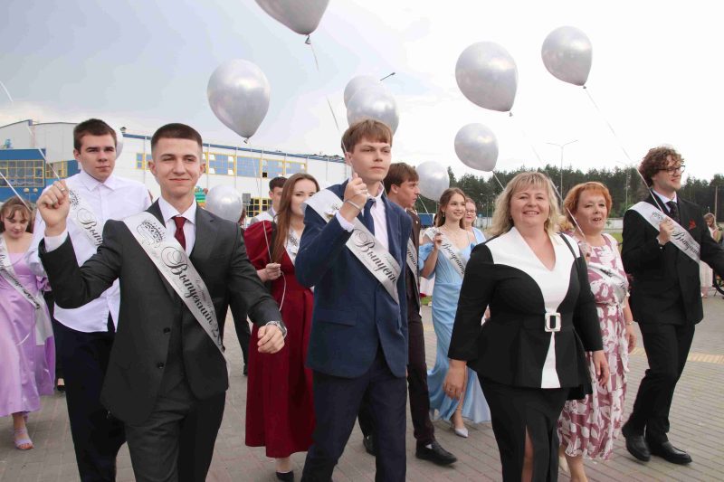ФОТОФАКТ: Выпускной вечер прошел в Костюковичах